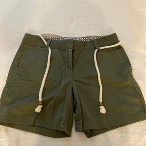 British khaki chino shorts. Dark green color. Size USA 4/ EU 34
